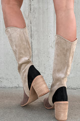 Bottes western beiges tricolores à bout carré et talon large, effet daim
