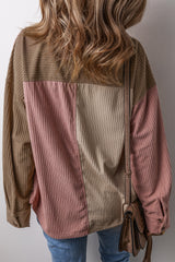 Chaqueta de terciopelo de Côte abotonada con bolsillos en el pecho en un bloque de color rojo mineral