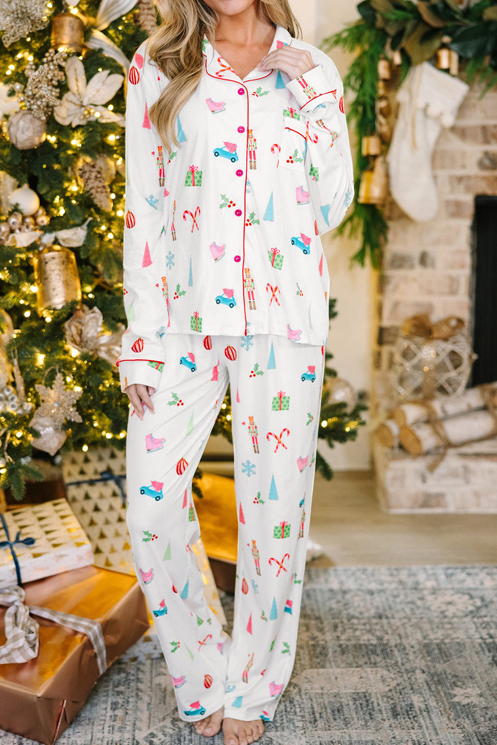 Chemise et pantalon à revers imprimés de Noël blancs, vêtements de nuit-A WOMAN WE LOVE Chemise et pantalon à revers imprimés de Noël blancs, vêtements de nuit-A WOMAN WE LOVE