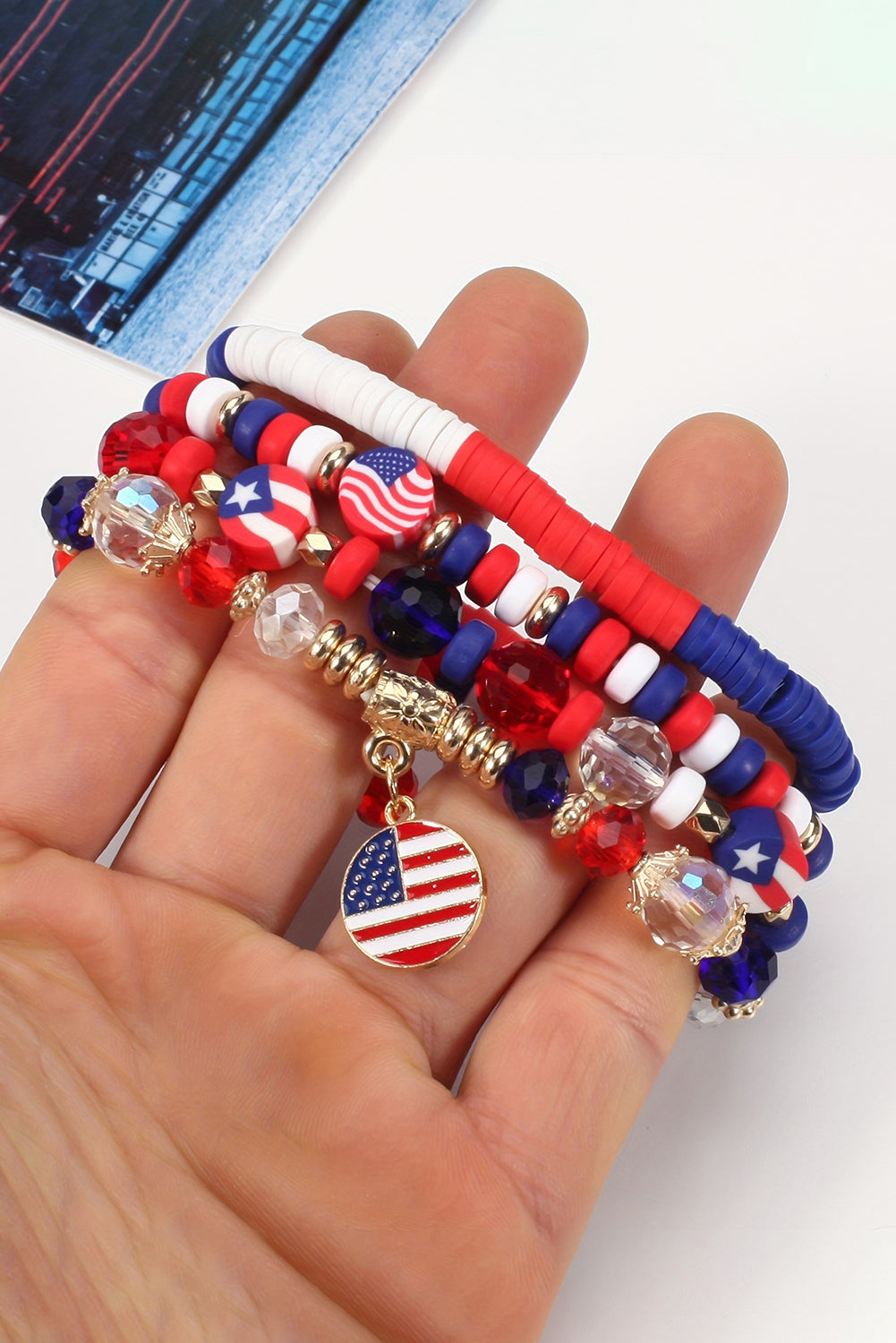 Bracelet multicouche perlé du Jour du drapeau rouge ardent-A WOMAN WE LOVE