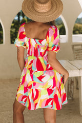 Mini-robe babydoll smockée à imprimé géométrique multicolore