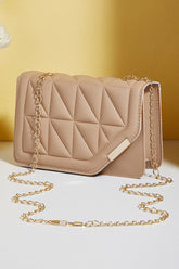 Petit sac beige matelassé en simili cuir à rabat asymétrique et chaîne