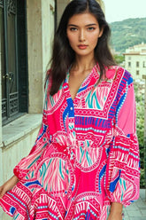 Mini-robe à volants et manches bouffantes *