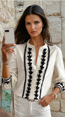 Strong collar shirt embroidered with beige flowers *