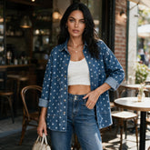 Veste longue en jean bleu à pois et boutons métalliques