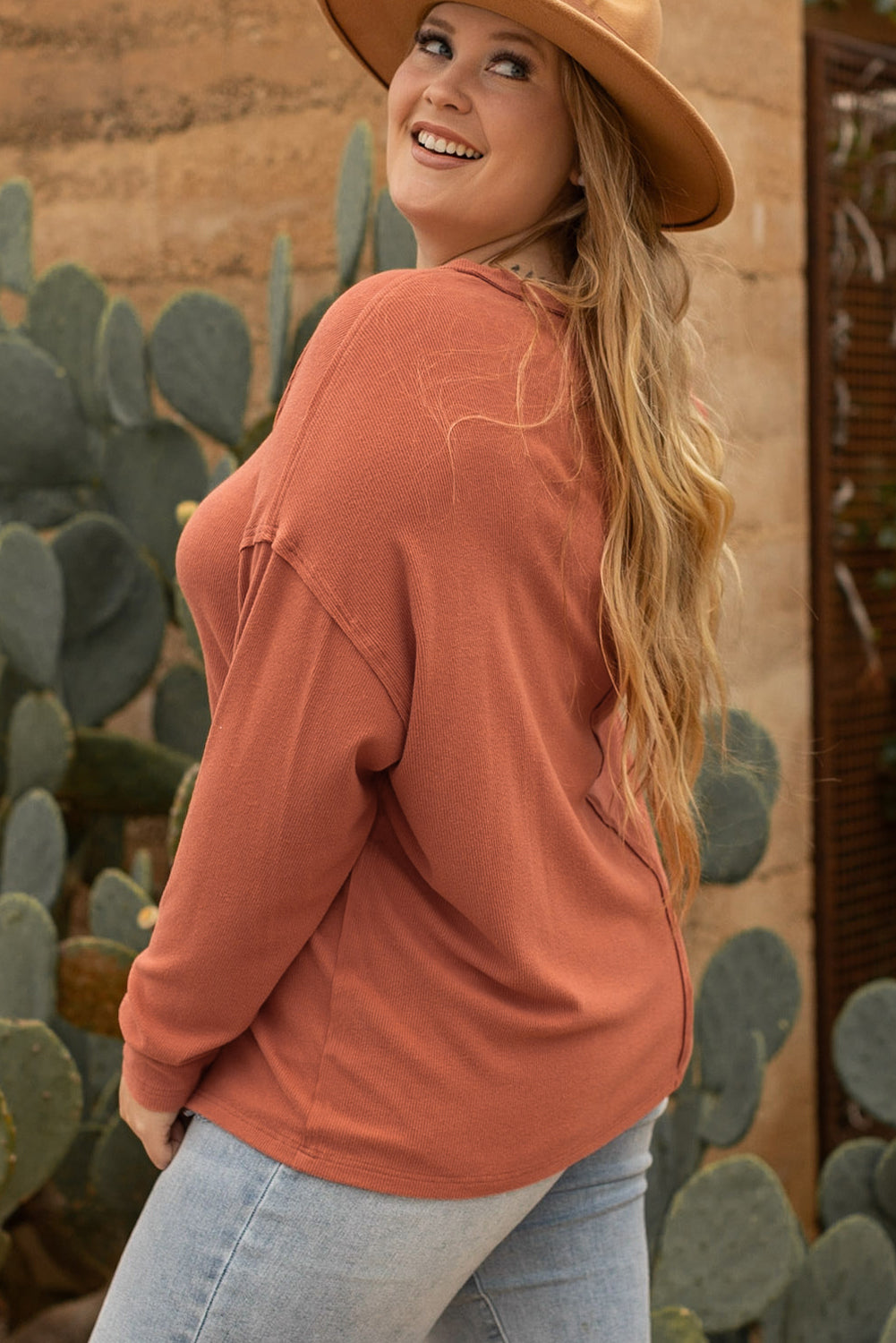 Llama dorada: tapa de manga larga y v -collar con grandes costuras expuestas Llama dorada: tapa de manga larga y v -collar con grandes costuras expuestas