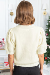 Suéter blanco con mangas cortas y borde acanalado con patrón de diamantes