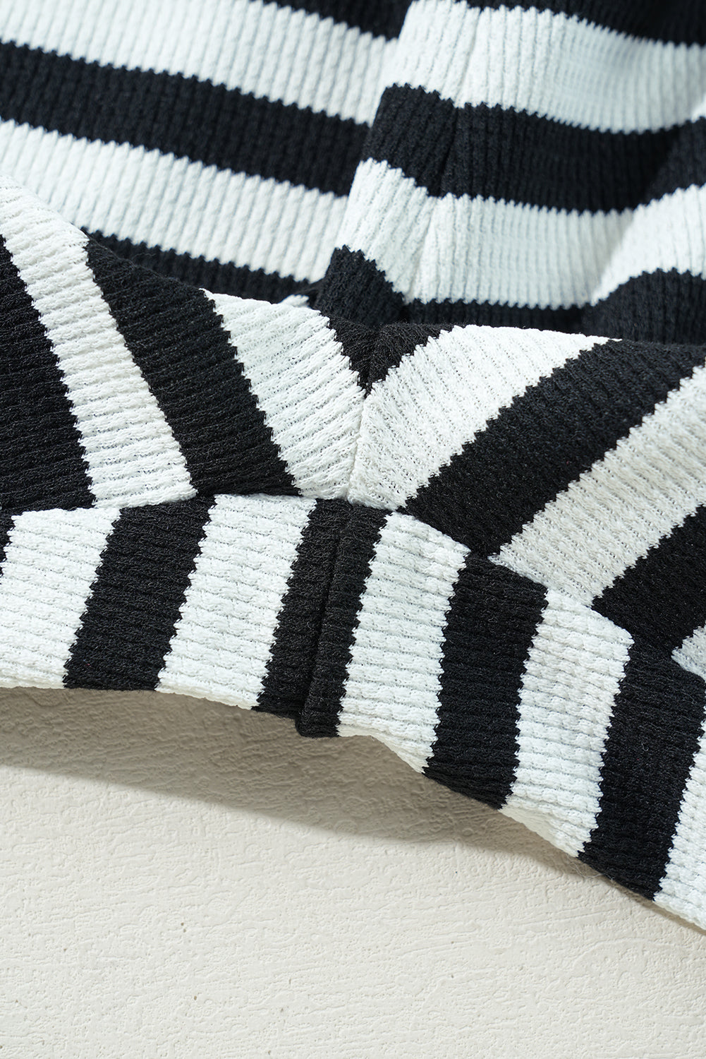 Pantalones acampanados a rayas con rayas y encajes -ups con cintura negra Pantalones acampanados a rayas con rayas y encajes -ups con cintura negra