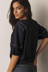 Sudadera negra con mangas a mitad de largo *