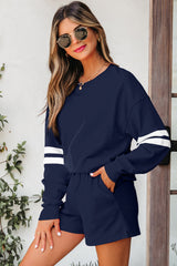Ensemble sweat-shirt et short à manches rayées et épaules tombantes bleu marine