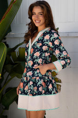Robe courte bleue à imprimé floral et rayures, col en V, manches longues, ourlet à volants