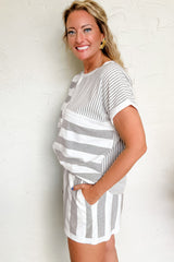 Ensemble haut à manches courtes et short à poches à rayures grises et imprimés mélangés-A WOMAN WE LOVE
