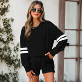 Ensemble sweat-shirt et short noir à manches rayées et épaules tombantes