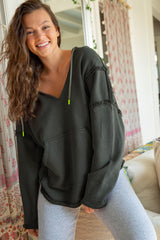 Sudadera con capucha gris con costuras expuestas y bordes crudos con bolsillos