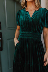 Robe longue Evergreen en velours à manches courtes et taille froncée à plusieurs niveaux