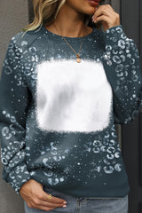 Round neck sweatshirt and white leopard white raglan sleeves