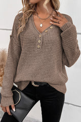 Suéter de tricot caqui abotonado con botón de cuello V y hombros caídos