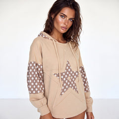 Sweat à capuche beige à patchwork floral et motifs étoilés