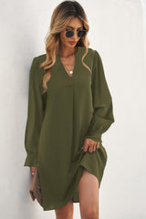 Robe chemise verte fendue à col en V et manches à volants