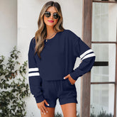 Ensemble sweat-shirt et short à manches rayées et épaules tombantes bleu marine
