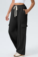 Pantalon cargo noir en maille à cordon et coutures en relief