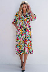 Vestido floral verde con mangas hinchadas y collar V *