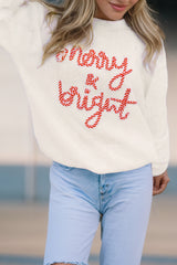 Suéter navideño con rayas blancas con letras alegres y brillantes
