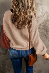 Pull noir à bordure côtelée et manches évêque color block