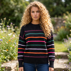 Pull noir à rayures multicolores et bordures côtelées