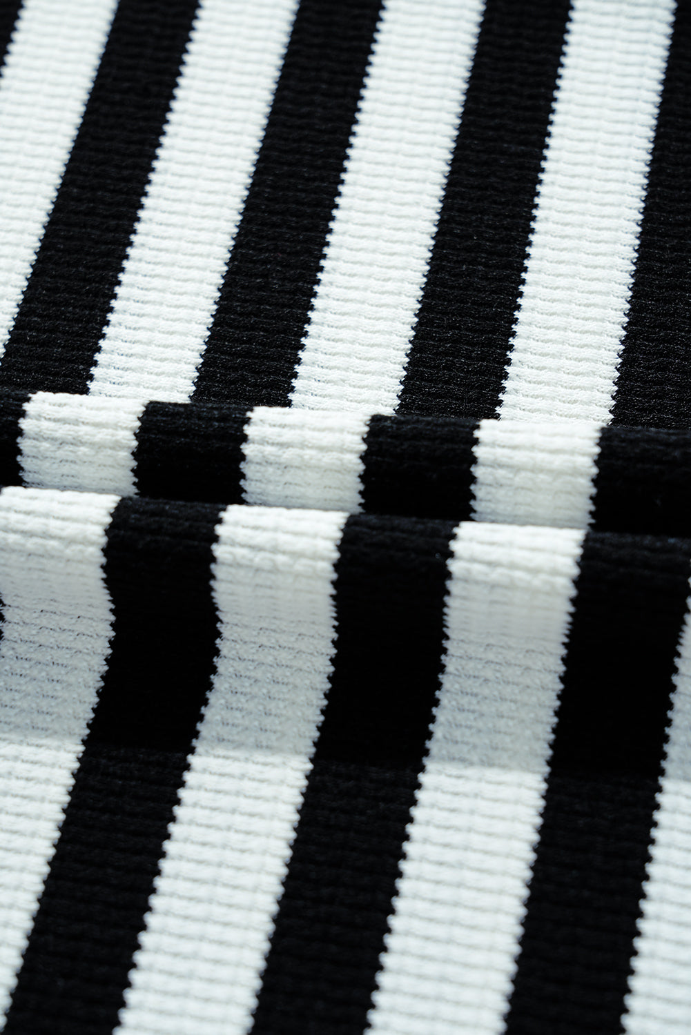 Pantalones acampanados a rayas con rayas y encajes -ups con cintura negra Pantalones acampanados a rayas con rayas y encajes -ups con cintura negra