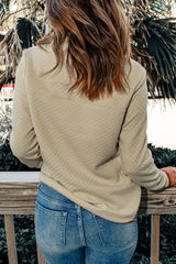 Botón geométrico y sudadera geométrica contrastante