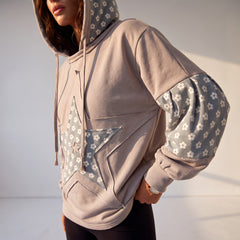 Sweat à capuche ample bleu à patchwork floral et étoiles