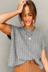 Pull gris à manches courtes et col rond en tricot torsadé