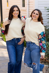 Suéter blanco de textura alta con mangas de mosaico y flores grandes