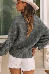 Pull gris en tricot torsadé à manches lanternes et col montant