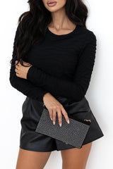 Camiseta negra con mangas largas y textura corrugada unida, corte delgado