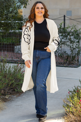 Cardigan beige à fleurs brodées à épaules tombantes ouvert sur le devant-A WOMAN WE LOVE