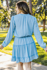 Mini-robe bleu clair à col en V et manches longues à volants et volants