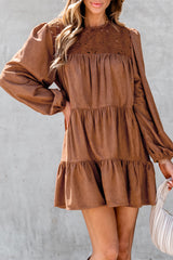 Mini-robe châtaigne à volants et volants en dentelle florale au crochet