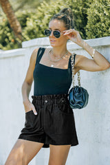 Short taille haute en simili cuir noir *