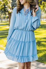 Mini-robe bleu clair à col en V et manches longues à volants et volants