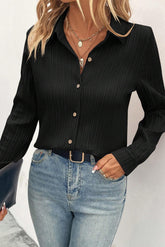 Chemise noire à col rabattu et boutonnée texturée de couleur unie-A WOMAN WE LOVE