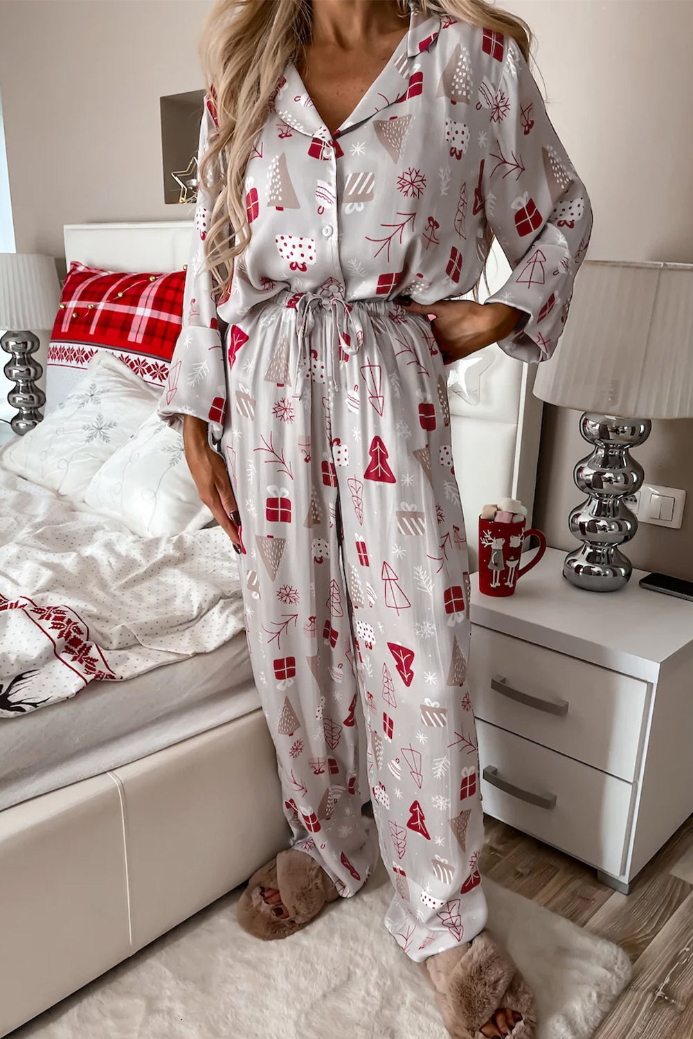 Ensemble pyjama gris clair chemise et pantalon imprimés de Noël-A WOMAN WE LOVE