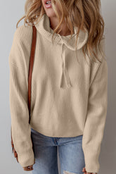 Suéter con capucha beige con cordón apretado y hombros que caen en un color liso