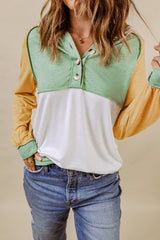 Capucha amarilla con botones de bloque de color y acentos