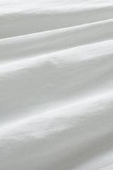 Top blanco bordado con cuello con cañón y mangas hinchadas