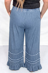 Pantalon large en jean bleu grande taille à volants et bords bruts