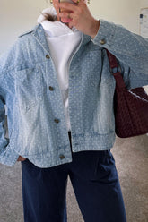 Veste en jean bleu ciel à pois et poches plaquées