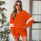 Ensemble sweat-shirt et short orange à manches rayées et épaules tombantes
