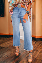 Hermoso azul - jeans de ondas altas con dobladillo crudo y mineral lavado